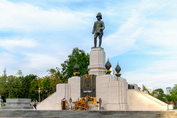 Fototapeta premium The monument of king RAMA VI in front of Lumpini park