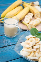 banana daiquiri in glass and bananas