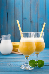 banana daiquiri in glass and bananas