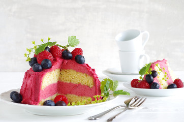 Buttercreme-Torte mit Himbeeren, Heidelbeeren und Johannisbeeren