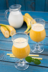 banana daiquiri in glass and bananas