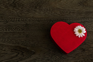 Obraz premium Heart shaped red gift box