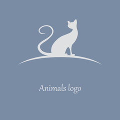 Силуэт кошки в лапе. Логотип ветеринарной клиники. Векторное изображение.