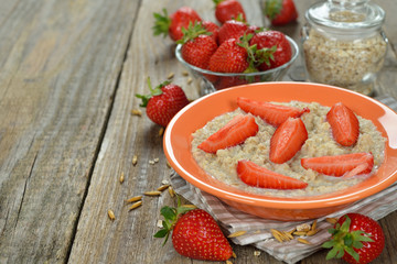 Oatmeal with strawberries