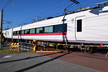 走行中の電車／茨城県の常磐線で、走行中の電車を撮影した、通勤通学イメージの写真です。
