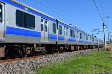 Naklejka premium 走行中の電車／茨城県の常磐線で、走行中の電車を撮影した、通勤通学イメージの写真です。