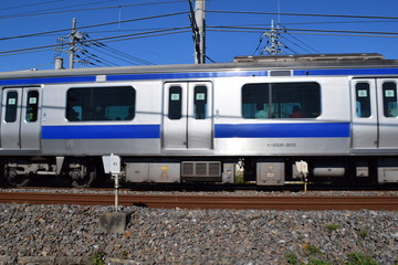 Fototapeta premium 走行中の電車／茨城県の常磐線で、走行中の電車を撮影した、通勤通学イメージの写真です。