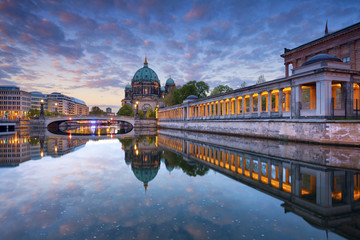 Obraz premium Berlin. Image of Berlin Cathedral and Museum Island in Berlin during sunrise.