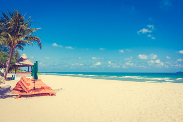 Obraz na płótnie Canvas Umbrella and chair on the beach