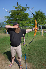 Mann mit Bart beim Bogenschie&szlig;en