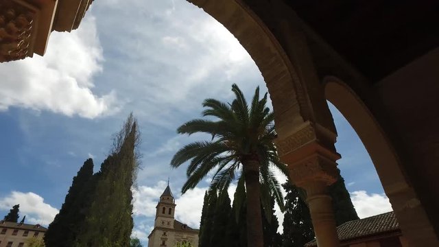 Granada, Andalusia, Spagna  - Aprile 17, 2016: Alhambra, alberi piante, giardini, struttura, edifici storici (Ultra High Definition, UltraHD, Ultra HD, UHD, 4K, 2160P, 3840x2160)