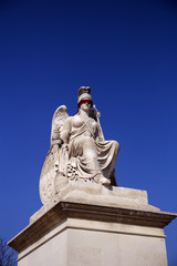 Obraz premium Blindfolded La France Victorieuse statue close to Arc de Triomphe du Carrousel