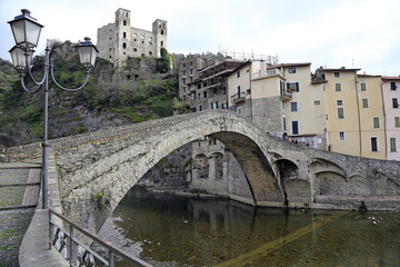 Fototapeta na wymiar Ponte Vecchio di Dolceaqua, Ligurien: Über die Brücke zum Castello dei Doria über der Altstadt