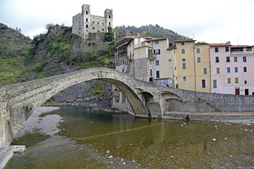 Dolceaqua, Ligurien: Blick auf die alte Brücke über den Fluss Nervia und das Castello dei Doria...