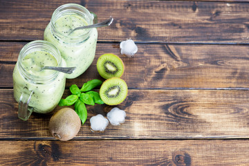 Kiwi detox smoothie in two cups