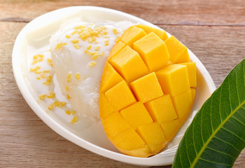 Thai  dessert, glutinous rice with mangoes