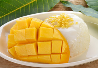 Thai  dessert, glutinous rice with mangoes