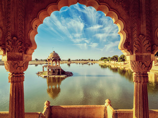 Indisches Wahrzeichen Gadi Sagar in Rajasthan