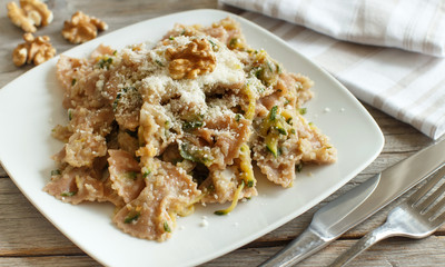 Wholegrain Pasta with topinambur cream, walnuts and zucchini
