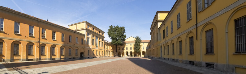 Fototapeta na wymiar Pavia. Courtyard of the university