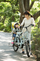 Fototapeta premium 電動自転車で出掛ける親子