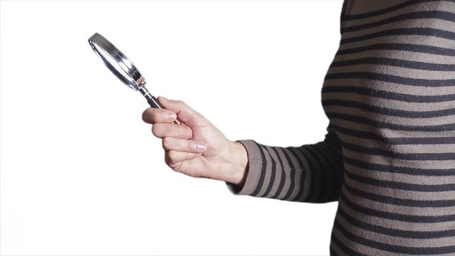 femme tenant une loupe de profil sur fond blanc