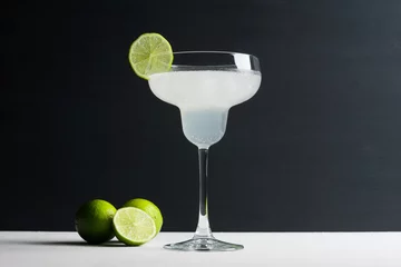 Rolgordijnen Cocktail Margarita op de donkere houten achtergrond © maxandrew