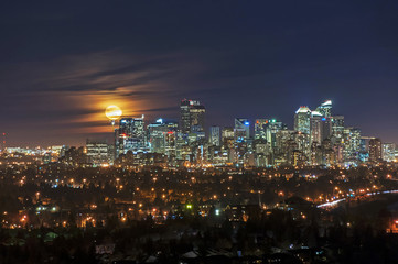 Obraz premium Full Moon Over The Calgary Downtown