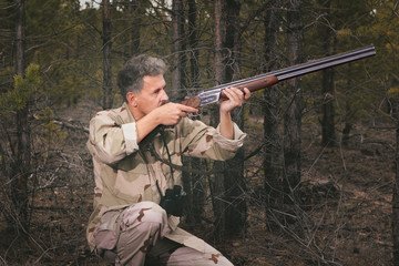 Fototapeta premium Hunter to hunt with hunting rifle