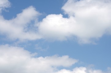 Blauer Himmel mit Wolken