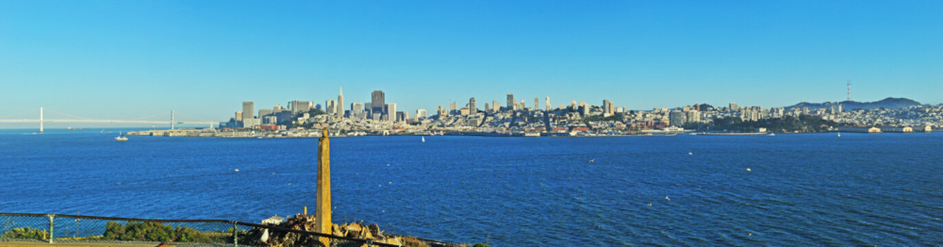 San Francisco: skyline e la Baia viste dall'isola di Alcatraz il 7 giugno 2010. L'isola ha ospitato la prigione federale fino al 1963 e ora fa parte dell'area del Golden Gate National Recreation
