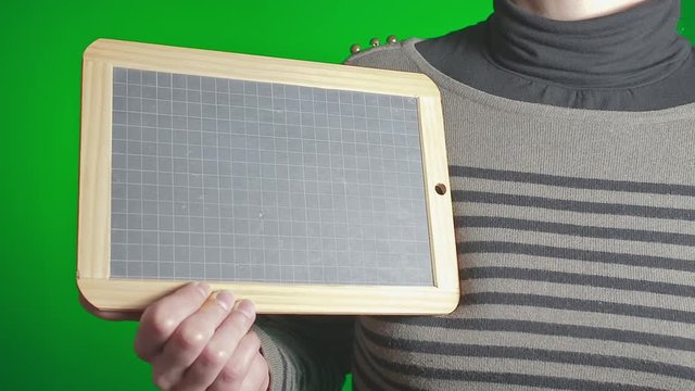 femme montrant du doigt quelque chose sur une ardoise sur fond vert style de couleur flat