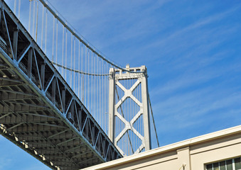 San Francisco: dettagli del Bay Bridge il 7 giugno 2010. Il ponte San Francisco-Oakland Bay Bridge fu inaugurato il 12 novembre 1936, sei mesi prima del Goldan Gate Bridge