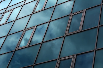 Офисные пластиковые окна коммерческого здания отражают темное небо