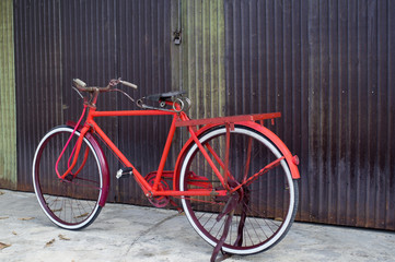 Fototapeta na wymiar classic bicycle at rusty zinc door.