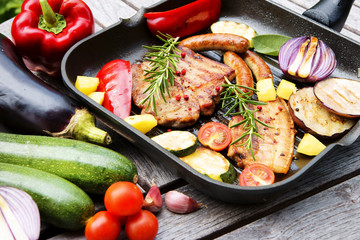 Grillen, Barbecue, Grillpfanne, Grillfleisch, Grillwürstchen, Grillgemüse, Copyspace