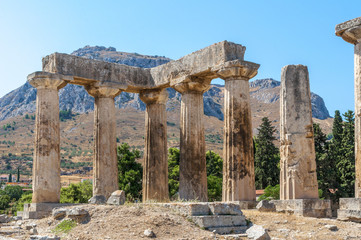 Fototapeta na wymiar Древние колонны Коринфского храма