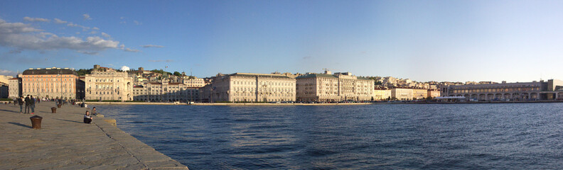 Fototapeta na wymiar Triest, Panoramablick von der Bootsanlegestelle - Italiens Antwort auf Wien