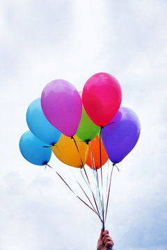 Luftballons, balloons, bunt, Himmel, Hand, Hochformat, Textraum, Copyspace, Hand hält bunte Luftballons