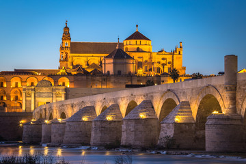 Fototapeta premium Night view of Mezquita-Catedral and Puente Romano - Mosque-Cathe