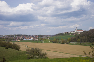 Fototapeta na wymiar Die Stadt Neresheim mit Kloster aus der Ferne