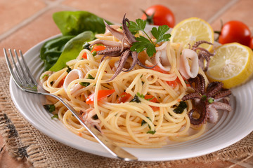 spaghetti con calamari e pomodoro ciliegino