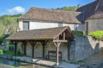 lavoir en bordure de la rivière