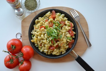 Паста с помидорами и зеленью