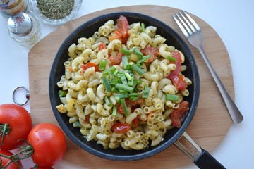 Паста с помидорами и зеленью