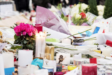 fleurs et bougies en hommage