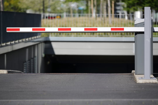Schranke vor Tiefgarageneinfahrt 