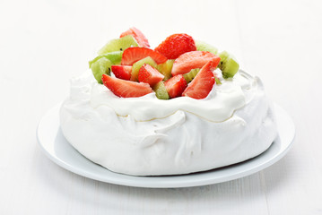 Meringue cake with strawberries and kiwi