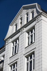 Obraz premium weißer Altbau mit Giebelwohnung