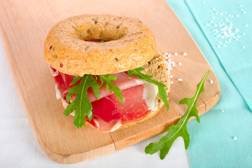 Sesambagel mit rohem Schinken